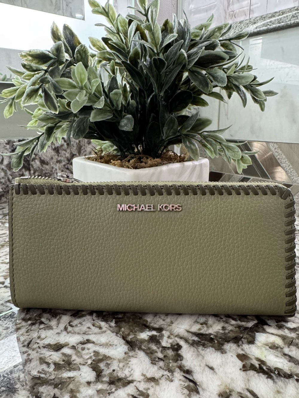🍃Micheal Kors Jet Set Travel Leather 3:4 Zip Wallet Thyme Multi Olive Green